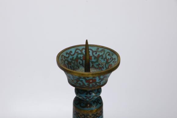 TrésOrs de ParisPaire de bougeoirs cloisonnés chinois anciens, 18–19 s.