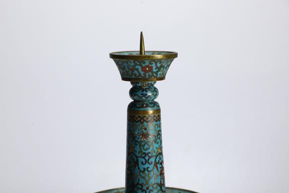 TrésOrs de ParisPaire de bougeoirs cloisonnés chinois anciens, 18–19 s.