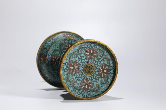 TrésOrs de ParisPaire de bougeoirs cloisonnés chinois anciens, 18–19 s.