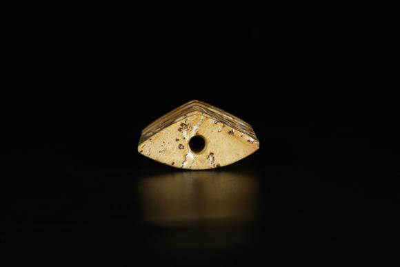 TrésOrs de ParisCong en jade chinois ancien à masques de taotie, 33–23 av. J.-C.