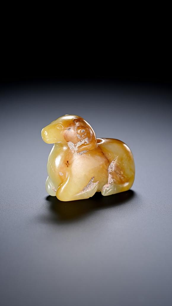 TrésOrs de ParisSculpture en jade jaune à mouton couché, perforation au dos, 2 av. J.-C.–3 ap. J.-C.