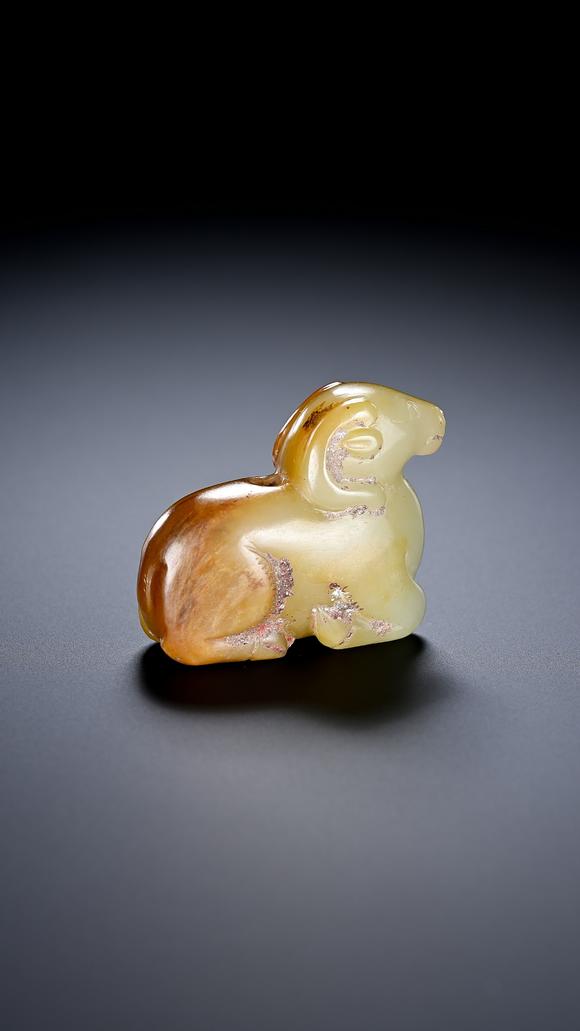 TrésOrs de ParisSculpture en jade jaune à mouton couché, perforation au dos, 2 av. J.-C.–3 ap. J.-C.