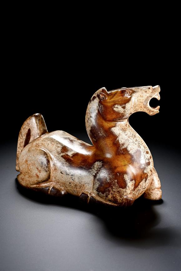 TrésOrs de ParisStatue en jade à cheval couché, patine brun-blanc, 2 av. J.-C.–3 ap. J.-C.