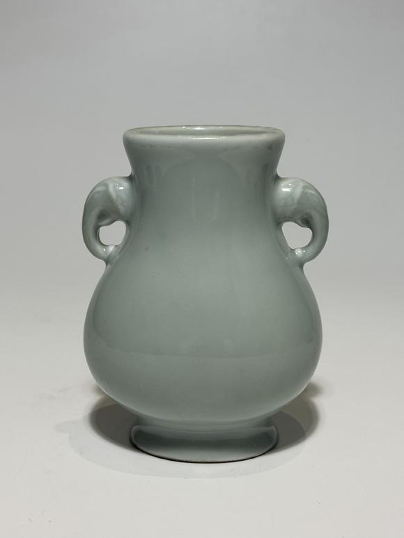 TrésOrs de ParisVase oreilles éléphant céladon, 18–19 siècle