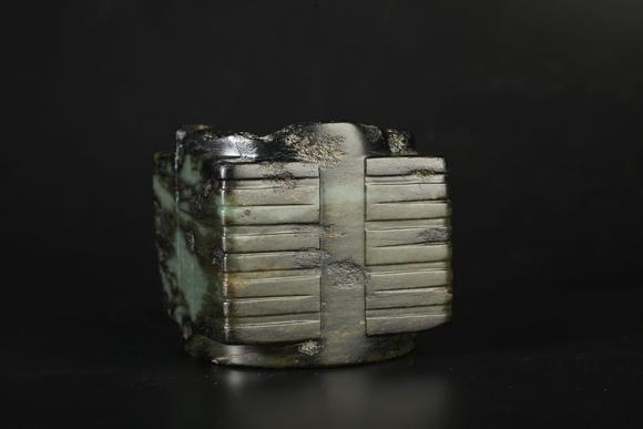 TrésOrs de ParisCong en jade vert chinois ancien à stries horizontales, 33–23 av. J.-C.