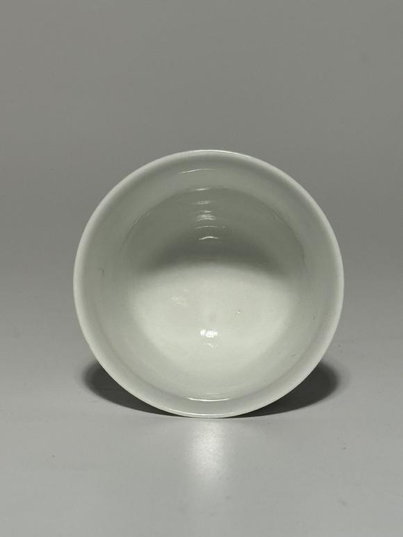 TrésOrs de ParisQuatre petites tasses bleu et blanc à motif dragon de feu, filets bleus au bord, 19–20 siècle