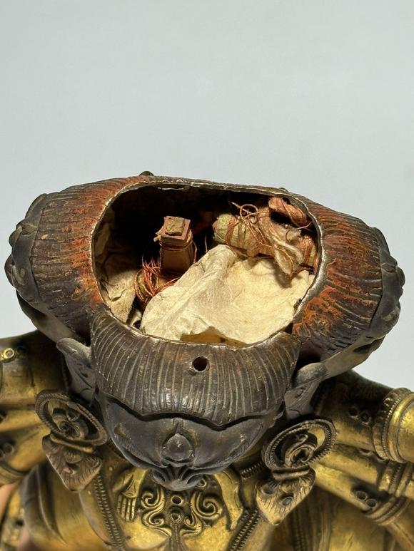 TrésOrs de ParisStatue six bras Mahakala bronze doré, 18 siècle