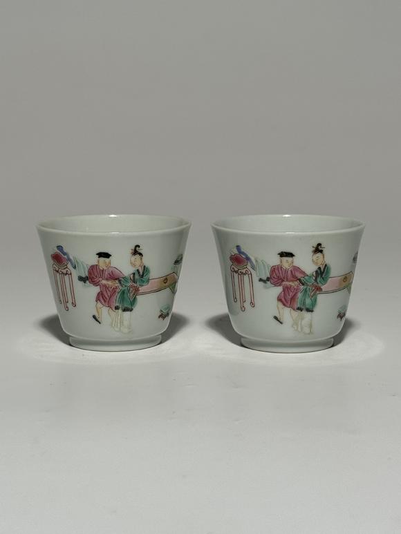 TrésOrs de ParisPaire de tasses cylindriques famille rose à scène de deux lettrés dans pavillon, 18–19 siècle