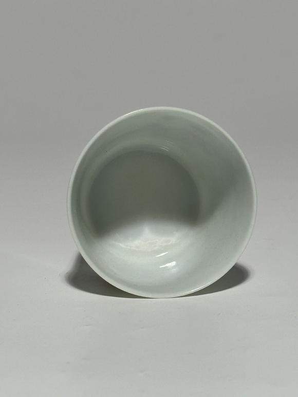 TrésOrs de ParisPaire de tasses cylindriques famille rose à scène de deux lettrés dans pavillon, 18–19 siècle
