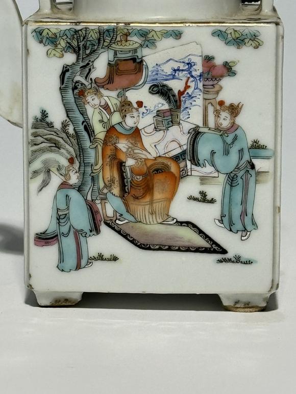 TrésOrs de ParisThéière carrée famille rose à personnages sous arbre, 19–20 siècle