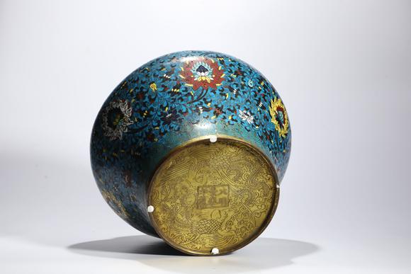 TrésOrs de ParisPot couvert cloisonné chinois ancien à fleurs entrelacées, 18–19 s.
