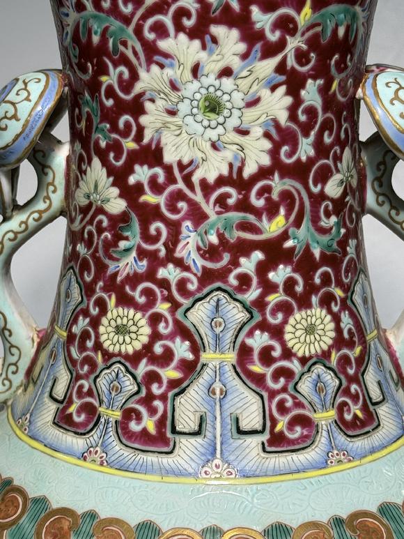 TrésOrs de ParisGrand vase à deux oreilles famille rose sur fond rouge à phénix et oiseaux, 19–20 siècle