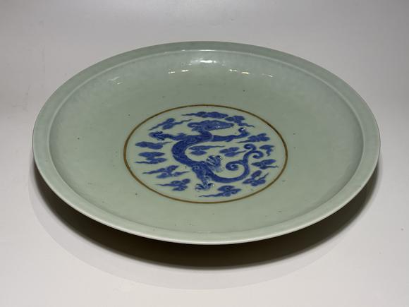 TrésOrs de ParisGrand plat céladon à dragon bleu, 18 siècle