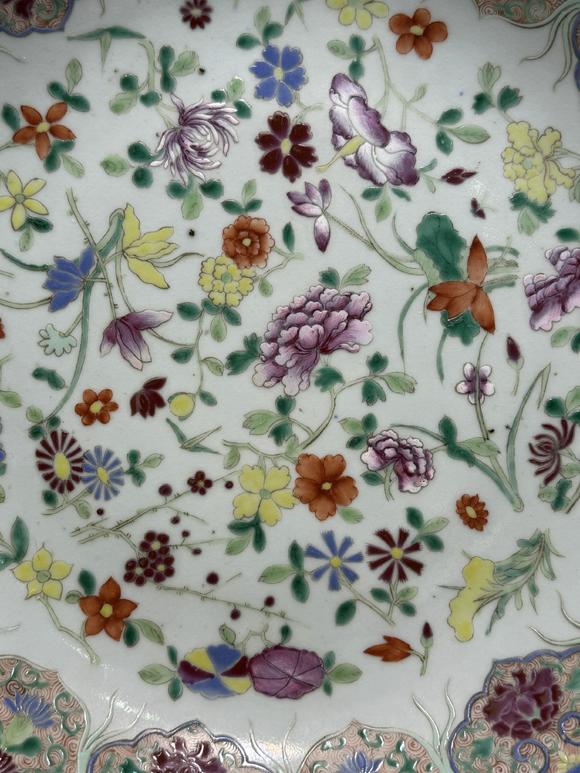 TrésOrs de ParisGrand plat rond famille rose à fleurs diverses de saison, 19–20 siècle