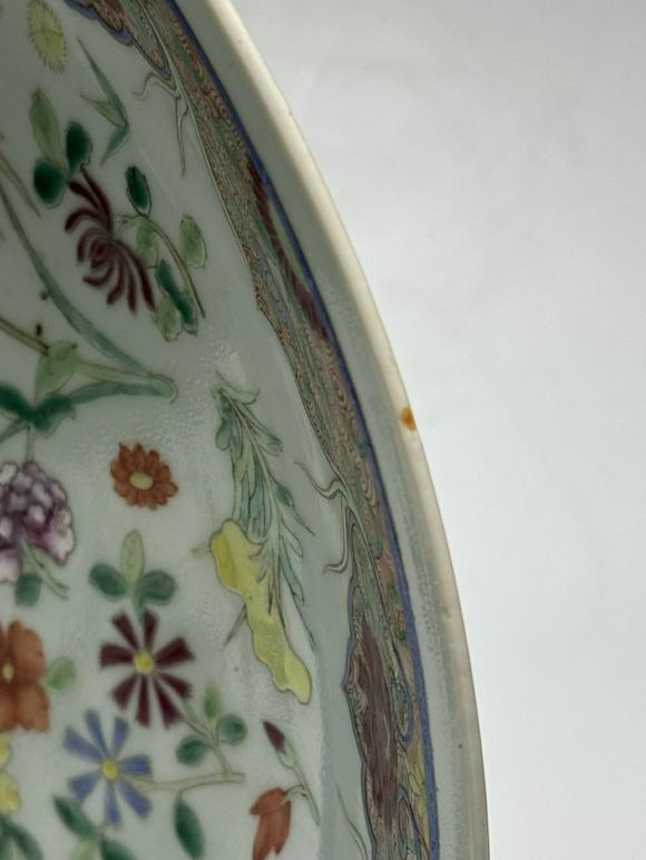 TrésOrs de ParisGrand plat rond famille rose à fleurs diverses de saison, 19–20 siècle