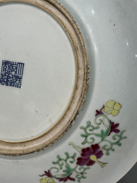 TrésOrs de ParisGrand plat rond famille rose à fleurs diverses de saison, 19–20 siècle