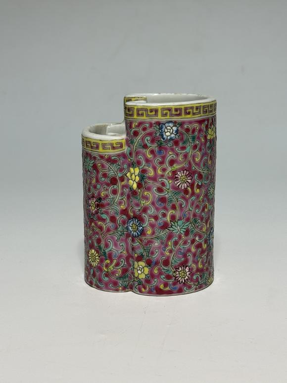 SEAVIEW AUCTIONS PTY LTDA Double-Compartment Famille Rose Brush Pot with Intertwined Floral Scrolls on Ruby Red Ground, 19th–20th Century