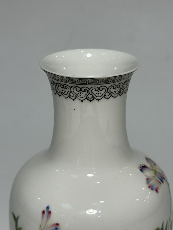 SEAVIEW AUCTIONS PTY LTDA Famille Rose Vase Adorned with Wild Chrysanthemum Blossoms, 19th–20th Century