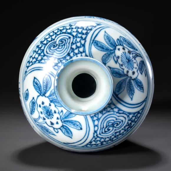 大阪國(guó)際明 古染付花鳥(niǎo)文梅瓶