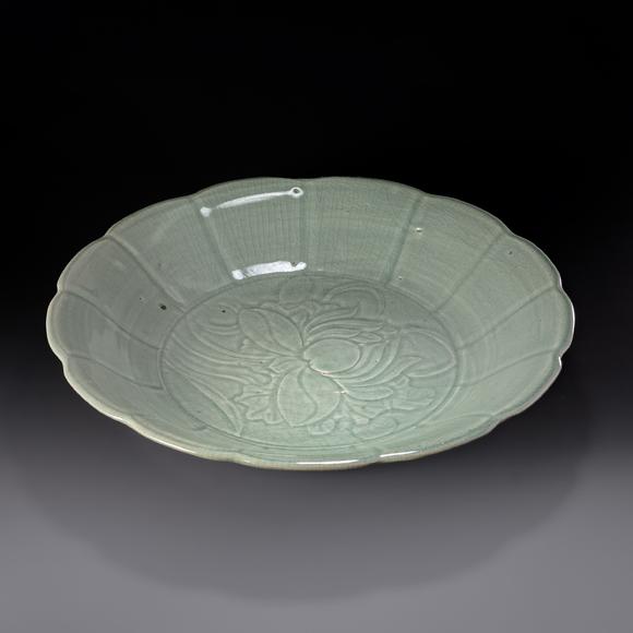 大阪國(guó)際青磁暗刻花卉文花口大缽