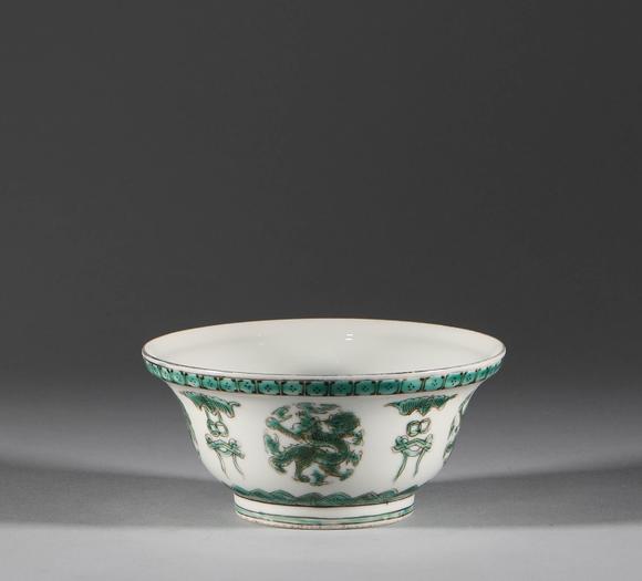 吉本株式會(huì)社清代，粉彩龍紋碗一對(duì)