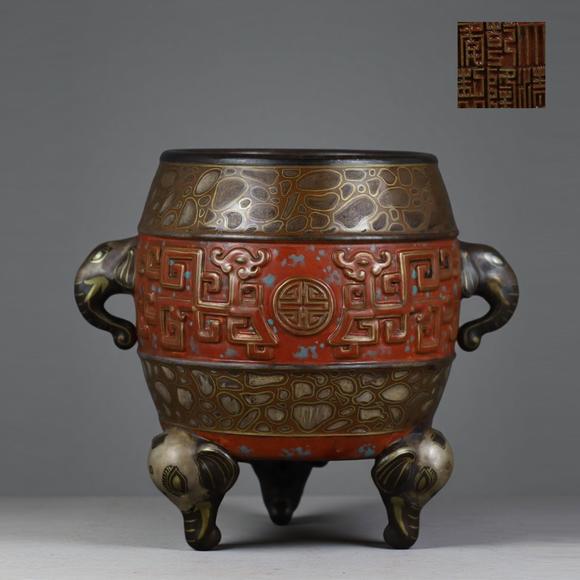 東京蕓術(shù)清乾隆 古銅彩雕刻夔龍紋象耳三足香爐