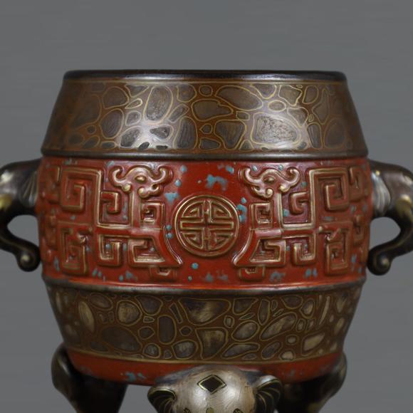 東京蕓術(shù)清乾隆 古銅彩雕刻夔龍紋象耳三足香爐