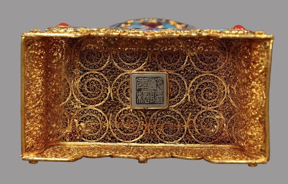 東京蕓術(shù)清 花絲鎏金和田白玉觀音一尊
