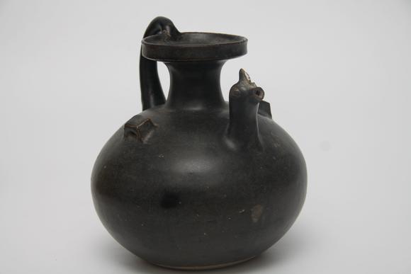 東京蕓術(shù)晉朝  黑釉雞首執(zhí)壺