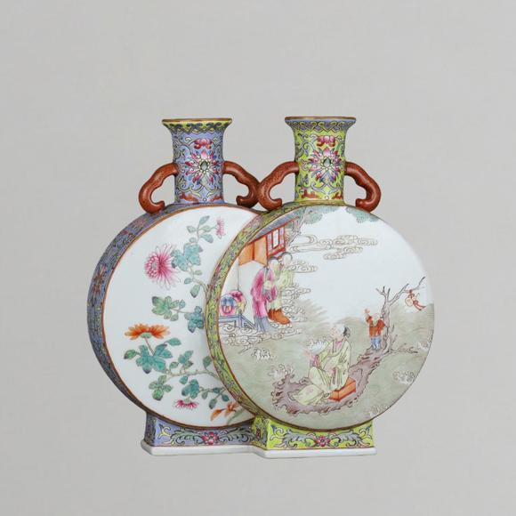 東京蕓術(shù)清嘉慶 粉彩花卉人物圖連體扁瓶