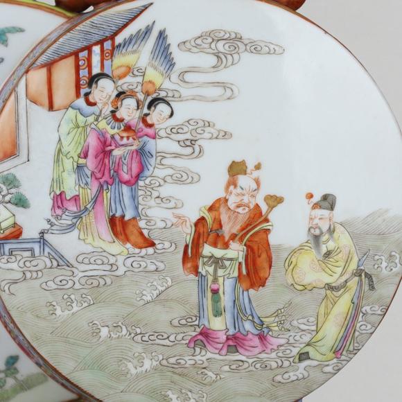 東京蕓術(shù)清嘉慶 粉彩花卉人物圖連體扁瓶
