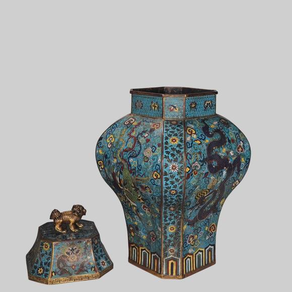 東京蕓術(shù)清 銅景泰藍(lán)掐絲琺瑯龍鳳紋六方獅鈕蓋罐