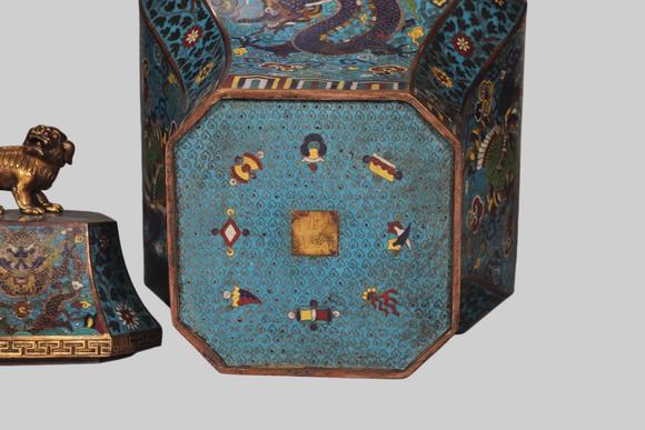 東京蕓術(shù)清 銅景泰藍(lán)掐絲琺瑯龍鳳紋六方獅鈕蓋罐