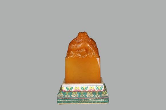 東京蕓術(shù)田黃瑞獸蛟龍鈕印章
