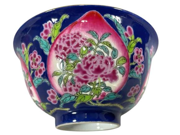 東京蕓術(shù)康熙 寶石藍釉粉彩壽桃花卉碗
