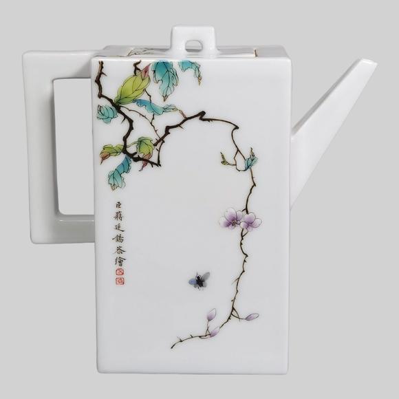 東京蕓術(shù)清蔣廷錫（保合太和）粉彩花鳥草蟲四方茶壺
