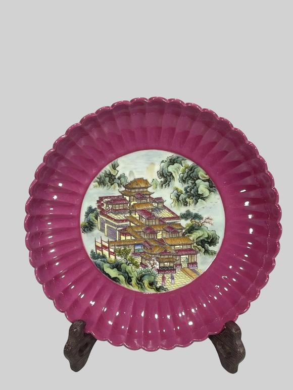 東京蕓術(shù)大清雍正 胭脂紅釉粉彩山水樓閣瓜菱盤