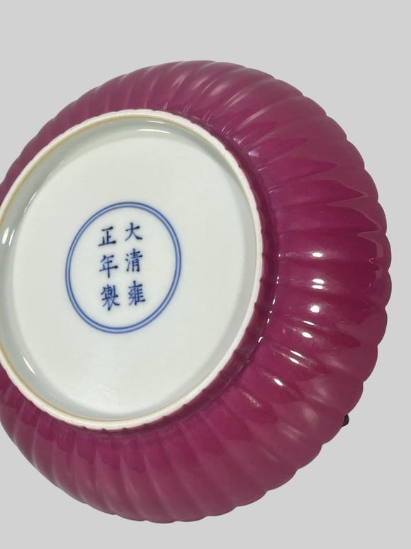 東京蕓術(shù)大清雍正 胭脂紅釉粉彩山水樓閣瓜菱盤