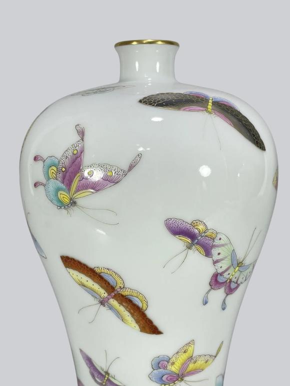 東京蕓術(shù)大清雍正 粉彩蝴蝶描金梅瓶