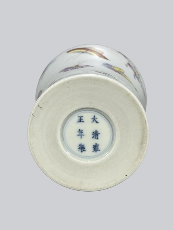 東京蕓術(shù)大清雍正 粉彩蝴蝶描金梅瓶