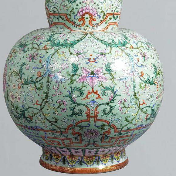 東京蕓術(shù)清乾隆 淺綠地洋彩扒花綿上添花萬(wàn)壽連延葫蘆瓶