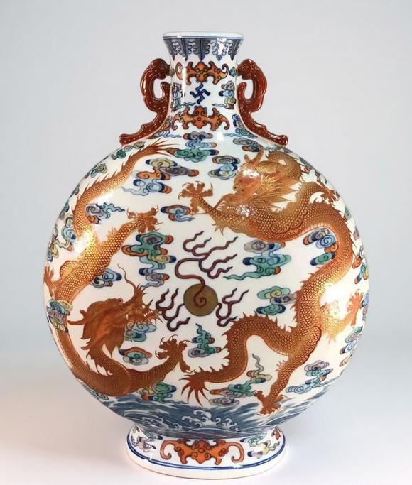 東京蕓術(shù)清乾隆 青花斗彩描金雙龍戲珠雙耳扁瓶