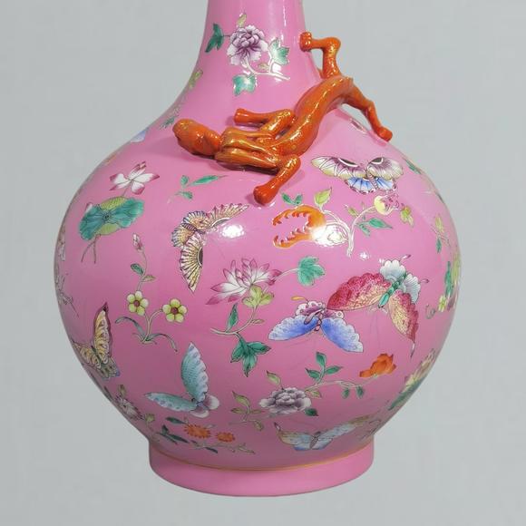 東京蕓術(shù)清乾隆 粉紅地粉彩蝴蝶雜花盤(pán)龍膽瓶