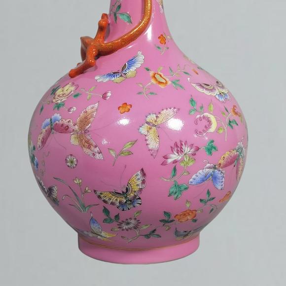 東京蕓術(shù)清乾隆 粉紅地粉彩蝴蝶雜花盤(pán)龍膽瓶