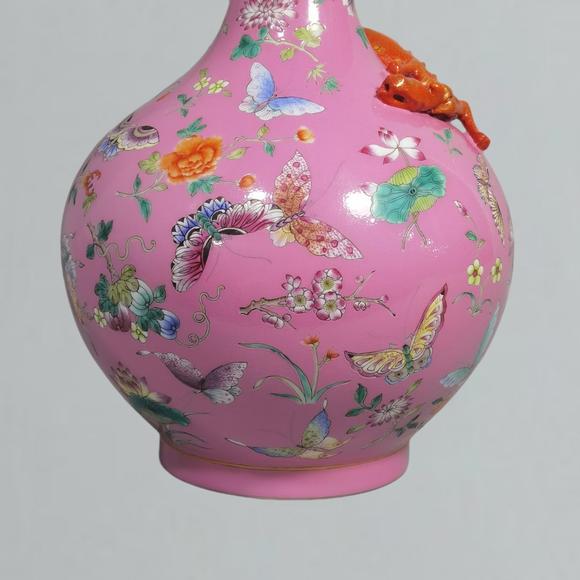 東京蕓術(shù)清乾隆 粉紅地粉彩蝴蝶雜花盤(pán)龍膽瓶