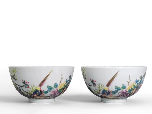 東京蕓術(shù)清乾隆 琺瑯彩花石錦雞圖碗