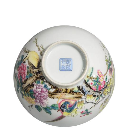 東京蕓術(shù)清乾隆 琺瑯彩花石錦雞圖碗