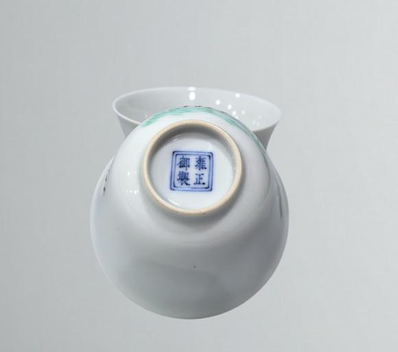 東京蕓術(shù)清雍正  粉彩荷花紋杯