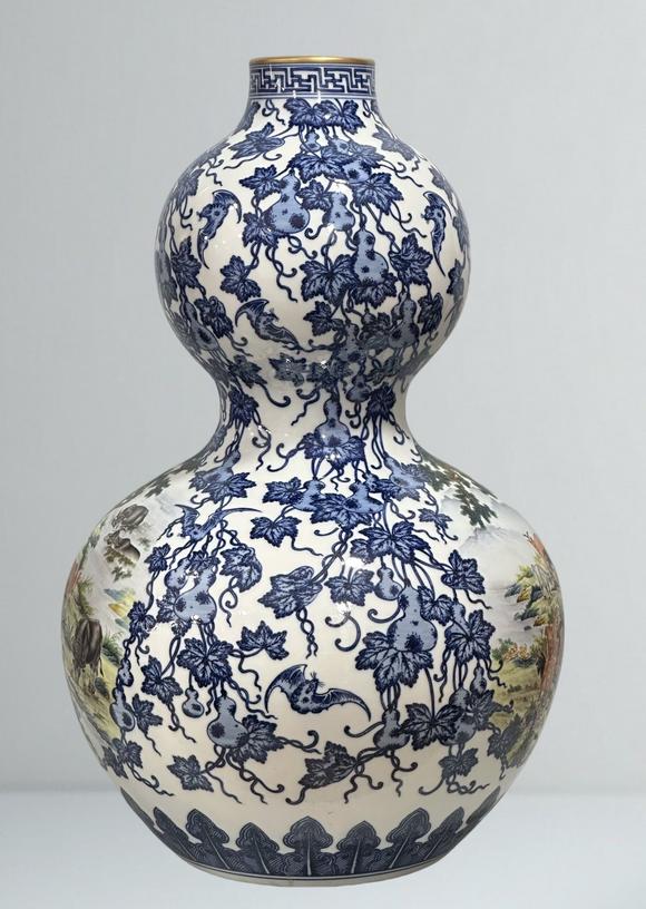 東京蕓術(shù)清乾隆 粉彩青花葫蘆纏枝開窗瑞獸紋葫蘆瓶