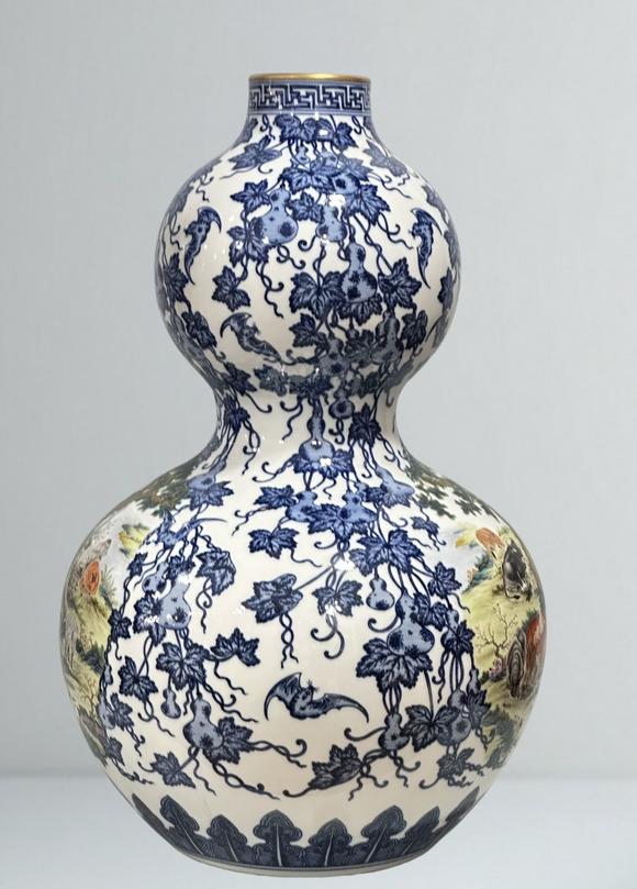 東京蕓術清乾隆 粉彩青花葫蘆纏枝開窗瑞獸紋葫蘆瓶
